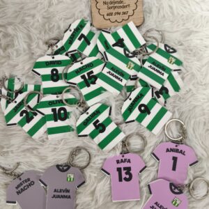 Llaveros personalizados en forma de camiseta