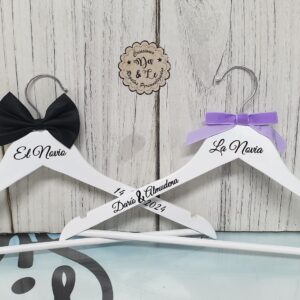 Perchas personalizadas sencillas para bodas