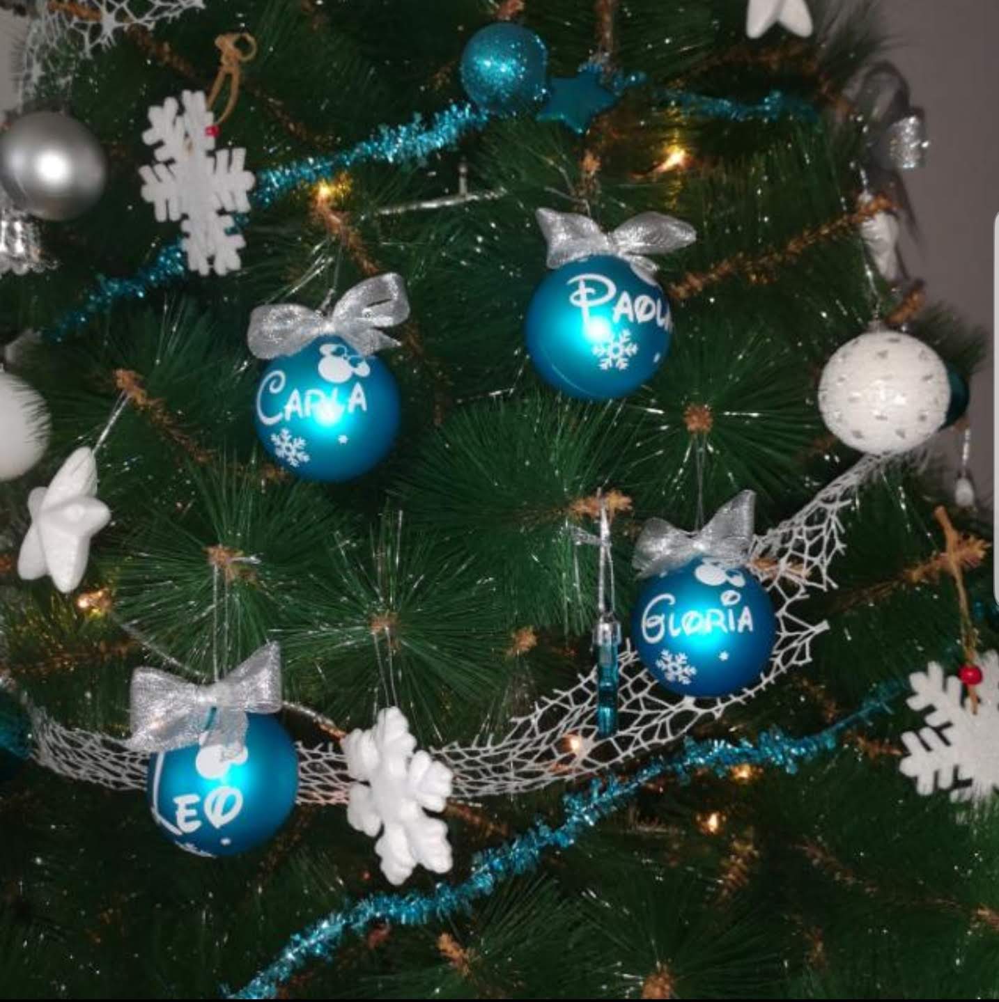 Árbol de Navidad blanco decorado con bolas personalizadas con nombres