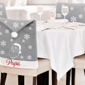 Funda de silla navideña gris con copos de nieve y decoración navideña